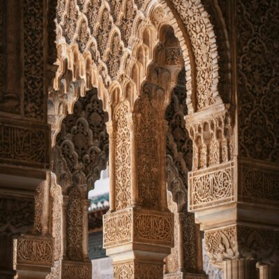 Un grand bâtiment orné avec des colonnes